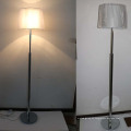 Weiße Stoff-Schatten-Stehlampe mit übersichtlichem Design